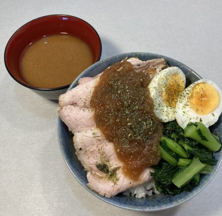 オニオンソースかけローストポーク丼
